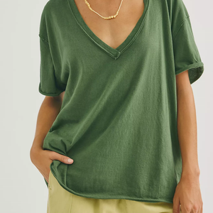 T-shirt personnalisé surdimensionné à col en V pour femme, vert uni, en jersey de coton, grande taille, manches classiques, haut décontracté, effet vieilli à l'intérieur - Product Image 1