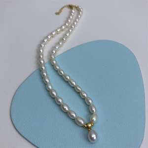 Collier de perles de riz de haute qualité, petit collier de perles de bébé de 4,5 à 5 mm avec pendentif, tendance, qualité fine - Product Image 3