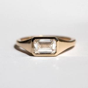 Anillo de Compromiso Solitario de Plata de Ley 925 Chapado en Oro con Moissanita de Corte Esmeralda y Engaste de Puntas, Certificado IGI, Estilo Vintage - Product Image 1