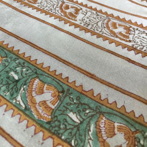 Tela de algodón estampada a mano – Diseño tradicional de rayas y bordes |   Textil Indio Verde y Marrón - Product Image 3