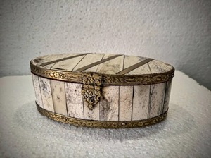 Ensemble de trois boîtes à bijoux en acrylique personnalisées, faites à la main, de luxe moderne, avec incrustations en os et laiton, style Suri - Product Image 6