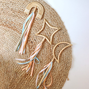 Ensemble de jouets de baguette magique en rotin pour enfants jeu de rôle baguettes de fée en forme d'étoile arc-en-ciel naturel - Product Image 1