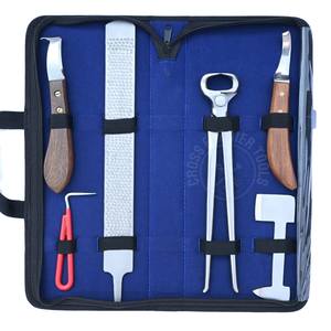 ชุดเครื่องมือช่างตัดแต่งกีบม้า ประกอบด้วยตะไบแต่งกีบม้าสองด้าน ใบมีดตัดแต่งกีบม้า ใบมีดวงกลม มีดตัดแต่งกีบม้า พร้อมด้ามไม้ - Product Image 1