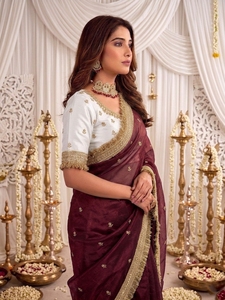 Sari en soie bordeaux avec broderie et bordure dorées pour les occasions de mariage, sari traditionnel pour femmes, longueur au sol - Product Image 2