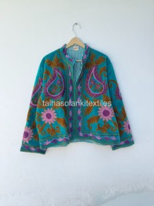 Chaqueta Suzani de terciopelo indio, chaqueta bordada con motivos florales, abrigo de invierno hecho a mano para mujer, chaqueta con forro interior de algodón. - Product Image 1
