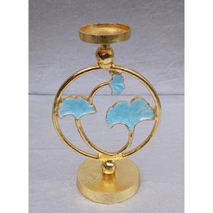 Support à bougie en métal à motif de feuilles créant une ambiance chaleureuse et accueillante qui rehausse chaque moment spécial - Product Image 1