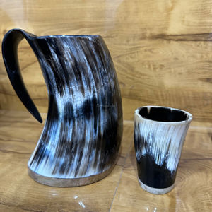 Jarra de Cuerno Natural Tallada a Mano con Base de Madera, Jarra Vikinga para Beber - Product Image 1
