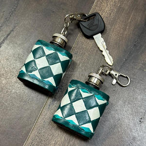 Mini Botella de Agua de Cuero a Cuadros Hecha a Mano con Clip, Llavero Portátil, Regalo Compacto para Viajes, Uso Diario y al Aire Libre - Product Image 5