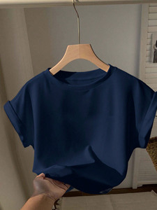 เสื้อยืดครอปท็อปสีน้ำเงินกรมท่า แขนพับ คอกลม สำหรับผู้หญิง ขายส่ง เสื้อยืดเรียบ 100% ผ้าฝ้าย ทรงเข้ารูป เหมาะสำหรับออกกำลังกาย รับผลิตแบบ OEM พร้อมสกรีนโลโก้ตามสั่ง - Product Image 3
