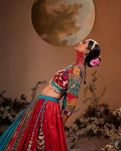 Ensemble Lehenga Choli multicolore de créateur pour Navratri, en coton mousseline lourd, avec broderie Gota Patti et travail de miroirs véritable, idéal pour les festivals - Product Image 5