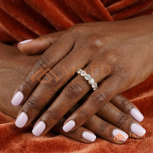 Elegante Anillo de Moissanita con 7 Piedras de Corte Redondo, Chapado en Oro de 18K, Claridad VVS, Anillo Apilable para Boda, Regalo para Fiesta Nupcial o Aniversario - Product Image 4