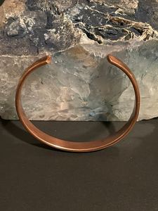 Bracelet manchette bombé en cuivre pur fait main, en métal massif, bijou de guérison demi-rond en cuivre pour hommes et femmes, OEM simple - Product Image 4