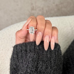 แหวนหมั้นเพชรทรงเหลี่ยมมรกต 6.50 กะรัต เพชรเลี้ยงในห้องปฏิบัติการ _ ประดับด้วยวงแหวนรอบนอกแบบซ่อน และเพชรทรงมาร์คีส์ด้านข้าง _ รับรองโดย IGI _ แหวนทอง 14k - Product Image 6