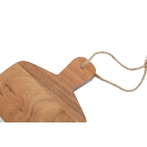 Planche à découper élégante en marbre blanc et bois d'acacia avec poignée en forme de pagaie à grain naturel contrastant, livrée avec corde de suspension en jute - Product Image 6