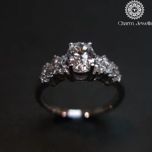 Anillo de Compromiso de Plata para Mujer Charm_Jewells con Moissanita de Corte Cojín, Certificado IGI, Engaste Clásico de Garras, Diseño Floral - Product Image 5