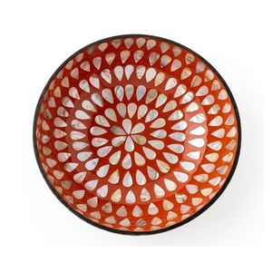 Bol en coquille de noix de coco avec détails sculptés élégants, design éco-responsable, finition lisse et polie pour cuisines - Product Image 2