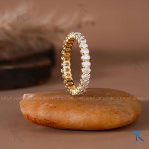 Anillo de eternidad completo con diamantes ovalados cultivados en laboratorio, oro amarillo macizo de 14K, engaste de púas norte-sur, anillos de boda apilables para mujer - Product Image 3