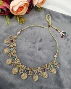 Ensemble de collier avec pierres précieuses rondes et en forme de poire, avec boucles d'oreilles et mangtika, bijoux de créateur, vêtements ethniques traditionnels, vente en gros - Product Image 5