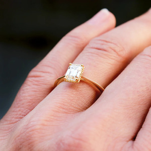 Bague de fiançailles solitaire en or blanc avec diamant de laboratoire taille émeraude et perles - Product Image 2