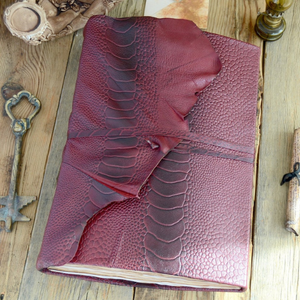 Diario de Cuero con Grabado de Serpiente Borgoña Grande, Cuaderno Rústico Hecho a Mano con Acabado Envejecido, Diario de Viaje, Grimoire con Páginas Desgastadas - Product Image 3