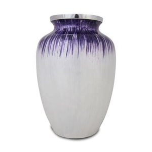 Urne funéraire en métal ombré blanc nacré et violet avec texture ondulée et bordure argentée, pour cendres commémoratives - Product Image 2