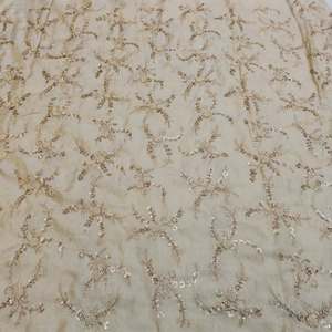 Tissu en soie brodé de perles ethniques de fournisseur indien pour la décoration, les accessoires et les applications artisanales, disponible à la vente - Product Image 3