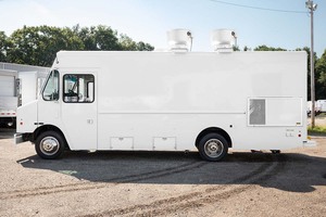 Nuevo Camión de Comida de 18 Pies, Marca Freightliner MT45/MT55, Convertido en Camioneta, con Horno para Pizza, Prensa para Panini, 4 Ruedas, para Uso en Exteriores - Product Image 3