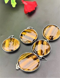 Pendentif artisanal en cristal dynamique œil de tigre et agate, style Feng Shui, thème amour, décoration intérieure, artisanat sculpté, Gujarat - Product Image 2