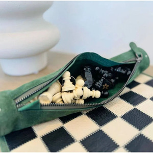 Juego de ajedrez enrollable de cuero verde con bolsa de almacenamiento con cremallera, tablero de juego de estrategia portátil y piezas modernas para jugar en viajes. - Product Image 3