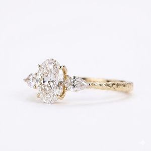 Anillo de Compromiso VBSR-39 de Oro de 14K con Tres Piedras, Corte Ovalado, Joyería Fina para Mujer, Diamante Cultivado en Laboratorio de 2.30CT, Acabado Martillado, Anillo Ovalado - Product Image 2