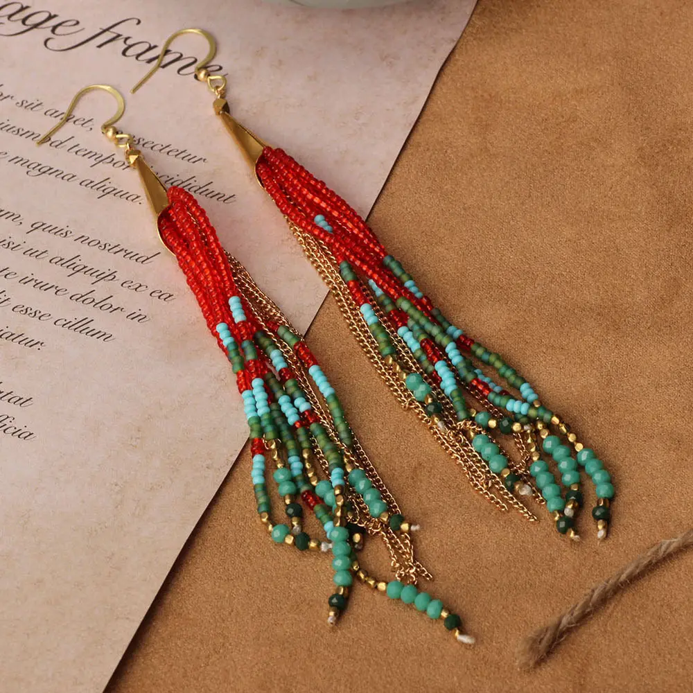 Boucles d'oreilles à longues franges multicolores d'inspiration vintage avec pierres de jaspe et plumes