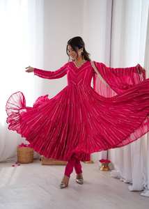 Ensemble de soirée complet pour femme : Robe longue en Chanderi à volants avec 12 mètres de jupe évasée, ornements miroir faits main, entièrement cousu, pantalon et dupatta inclus. - Product Image 3