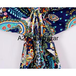Kaftán Corto Hecho a Mano en India con Estampado Floral, Ecológico, Lavable, Ropa de Dormir Natural, Kimono, Vestido, Cubrebaño Corto para la Playa - Product Image 3
