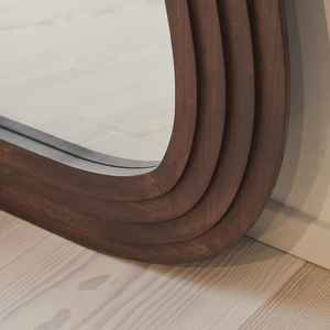 Miroir sur pied pleine longueur à cadre sculptural incurvé, style shabby chic, fait main, en bois organique, à tons sombres - Product Image 3