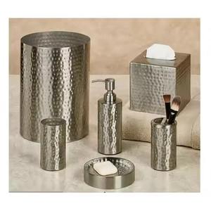 Accessoires de salle de bain en métal de luxe pour la maison : boîte à mouchoirs, distributeur de savon, porte-brosse à dents, poubelle - Product Image 3