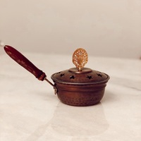 Brûleur d'encens élégant en laiton fait main avec motif émaillé bleu, poignée en bois de santal, logo personnalisé, diffuseur aromatique, utilisation toute saison