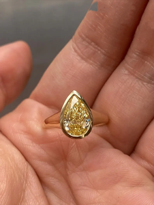 Anillo de diamante en forma de pera amarillo de lujo en oro amarillo macizo con engaste moderno y diseño elegante de solitario, y regalo para ella. - Product Image 3