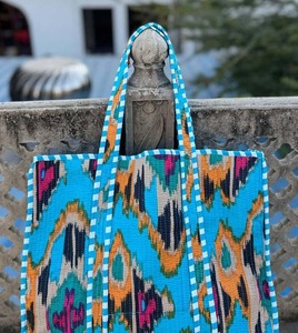 Sac à bandoulière matelassé en coton imprimé de créateur, pochette de soirée élégante avec finition haut de gamme - Product Image 2