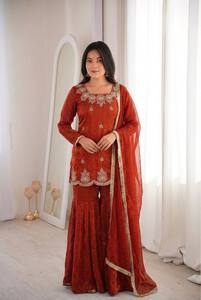 Ensemble VISHNU K DESIGNS TOP SHARARA DUPATTA en Soie Fandy Vintage Broderie Pailletée Séchage Rapide pour Cérémonie de Remise des Diplômes et Fête Longueur Genou - Product Image 4