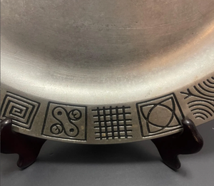 Plato de Presentación Redondo de Metal Plateado Vintage con Soporte, Plato Decorativo para Servir con Patrón Geométrico Grabado, Elegante Plato Redondo Marrón - Product Image 3