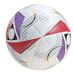 Ballon de football de taille 5 de qualité supérieure, personnalisé pour l'entraînement et les matchs, avec une construction thermosoudée robuste pour les compétitions – Fabriqué au Pakistan - Product Image 4