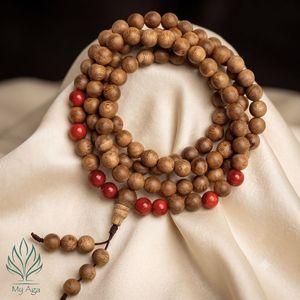 Vente en gros de bijoux en bois d'agar unisexe, collier Mala naturel de 108 perles avec 100 perles de bois d'agar vietnamien et 8 perles de corail rouge pour usage quotidien - Product Image 1