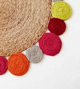 Tapis et carpettes ronds tressés en jute, fabriqués à la machine, design Tikki - Écologiques et antibactériens - Product Image 3