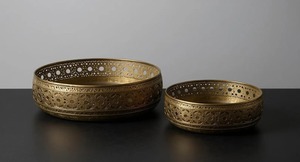 Plateau de service rond en métal doré ajouré, idéal pour les occasions festives, les mariages, les cadeaux, la présentation sur les tables à la maison et à l'hôtel, provenant d'Inde. - Product Image 5
