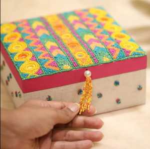กล่องเครื่องประดับกำมะหยี่ทรงสี่เหลี่ยมปักลูกปัดลายคริสต์มาส ซานตา ลายดอกไม้ งานปักมือ ของขวัญฤดูหนาว - Product Image 3