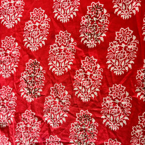 Tela de Algodón Clásica con Estampado Floral a Mano sobre Base Roja |   Textiles Artesanales Indios - Product Image 2