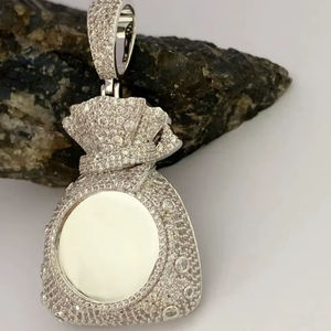 Colgante de Lujo en Plata 925 con Forma de Bolsa de Dinero, Incrustaciones de Diamantes, Corte Brillante Redondo, Unisex - Product Image 3