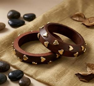 Ensemble de bracelets en bois faits à la main pour femmes |   Bracelets dorés à cœurs incrustés |   Bijoux ethniques vintage bohèmes pour anniversaire - Product Image 4