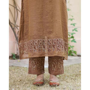 Conjunto de Fiesta de Diseño con Silueta Recta, Top y Pantalón con Bordado de Lentejuelas y Dupatta de Tela de Organza - Product Image 4