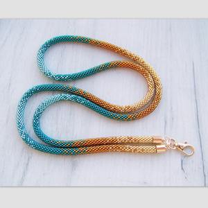Chaîne de corps artisanale en perles et cordon, dégradé turquoise à or, avec porte-carte d'identité pour événements professionnels, expositions et usage quotidien - Product Image 4